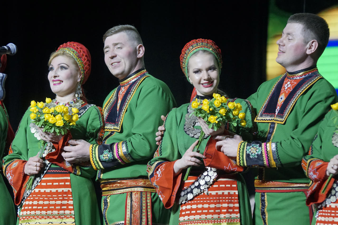 Песня италмас. Удмуртский ансамбль Италмас. Ансамбль Италмас Ижевск. Удмуртский коллектив Италмас. Костюмы ансамбля Италмас.